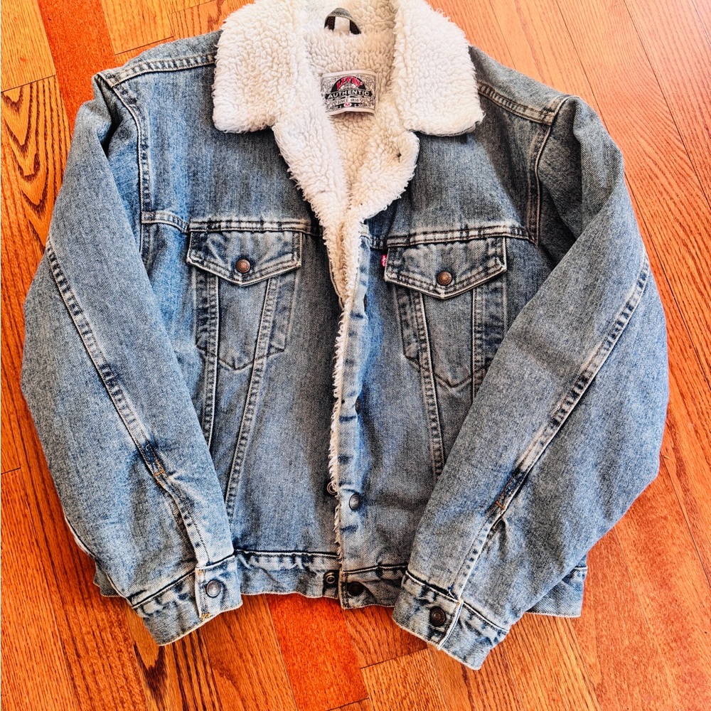 Levi’s Jean jacket Sherpa lined. Size M